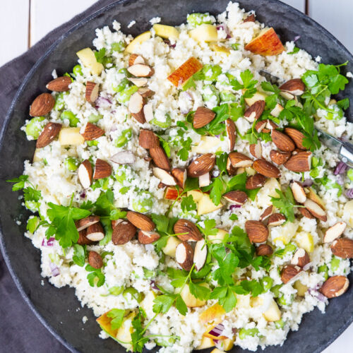 Blomkålssalat med æbler, sennepsdressing og ristede mandler