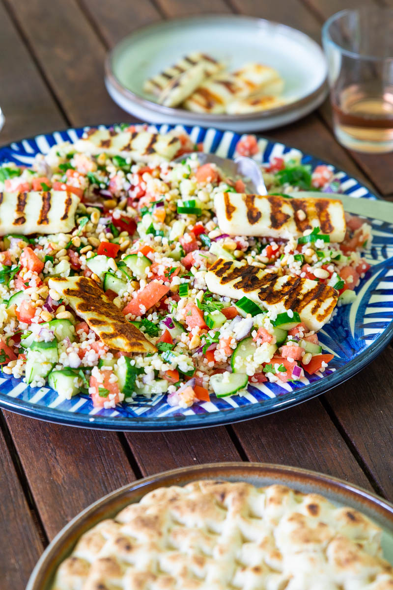 Sommersalat med bulgur, vandmelon, krydderurter og halloumi