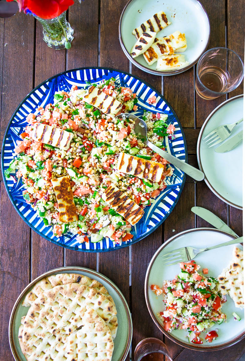 Sommersalat med bulgur, vandmelon, krydderurter og halloumi