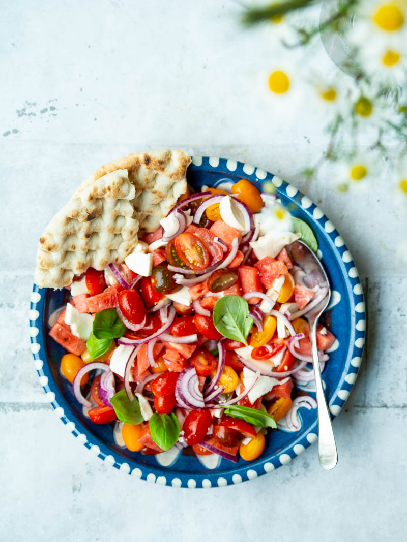 Sommersalat med vandmelon, tomat, mozzarella og basilikum