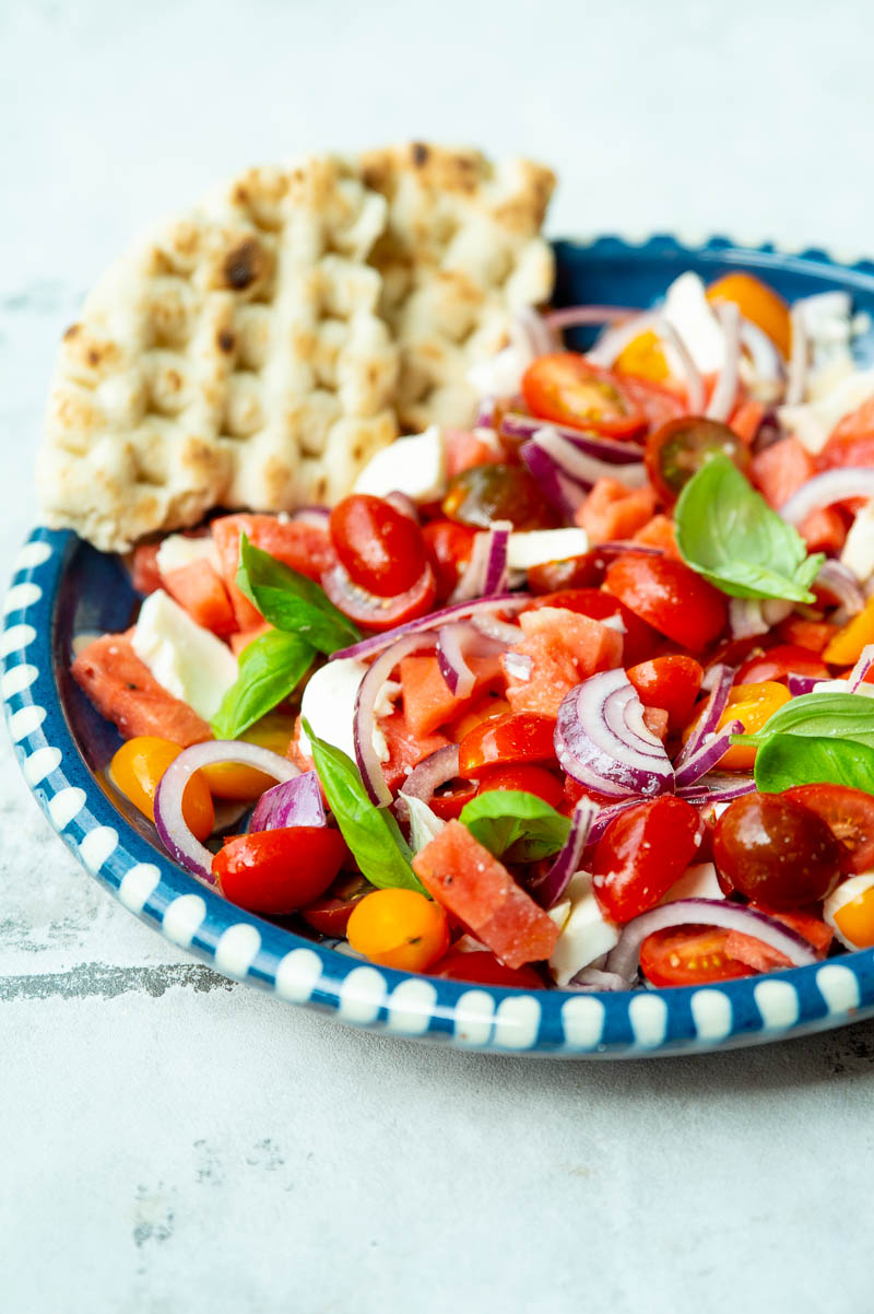 Vandmelonssalat med tomat, mozzarella og basilikum