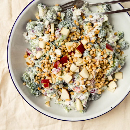 Broccolisalat med æble og græsk yoghurt