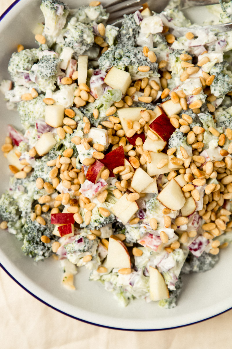 Broccolisalat med æble og græsk yoghurt