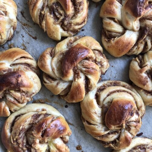 Kanelsnurrer med æble og marcipan