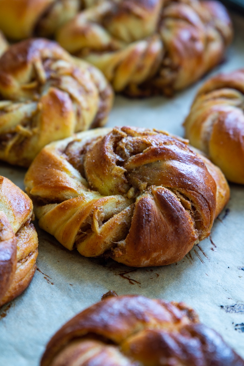 Kanelsnurrer med æble og marcipan