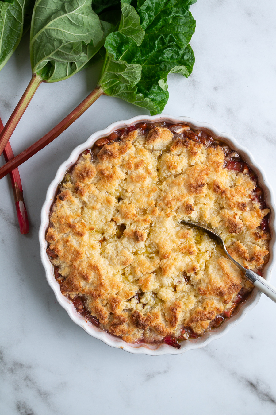 rabarbercrumble-med-marcipan
