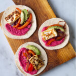 Taco med halloumi, grønt og rødbedecreme
