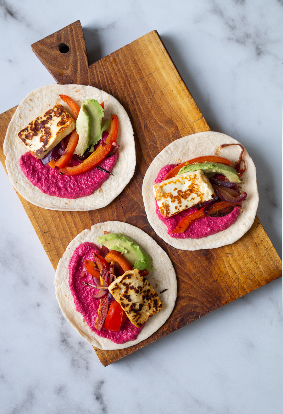 Taco med halloumi, grønt og rødbedecreme