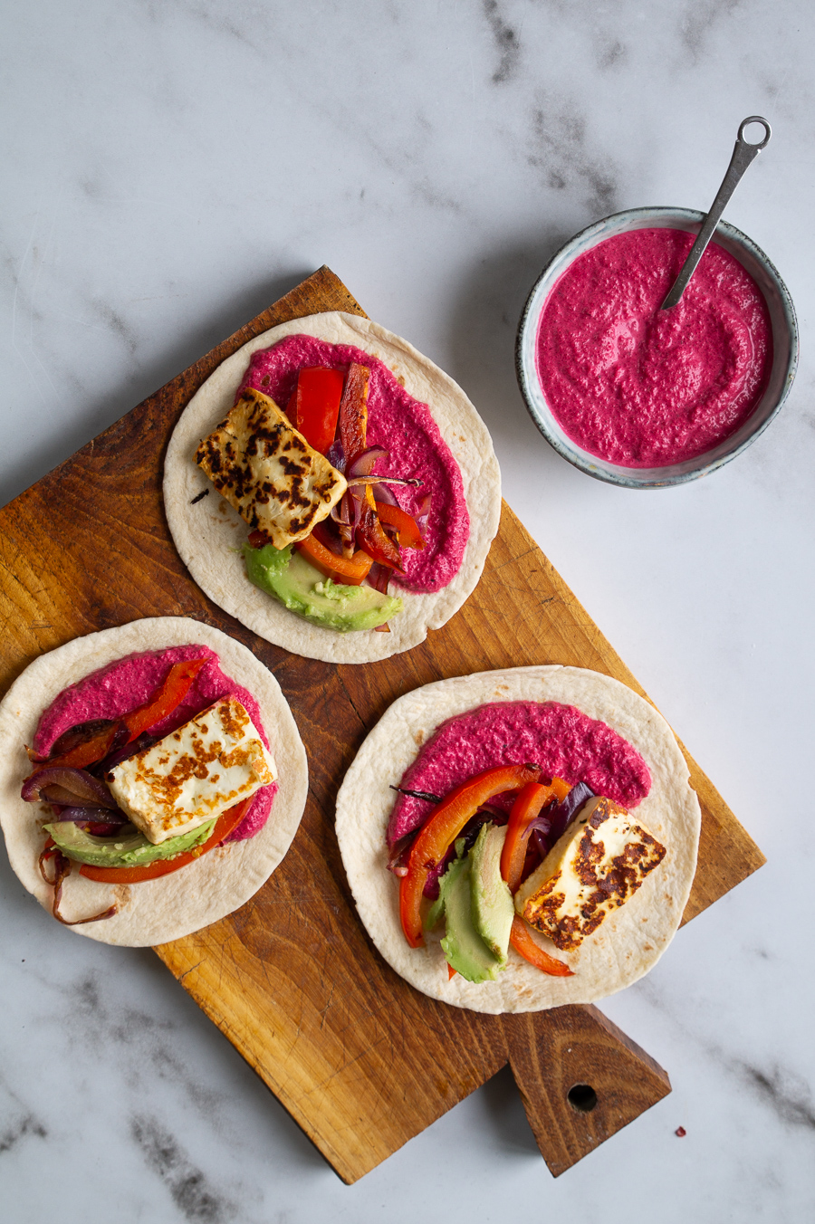 Tacos med halloumi, grønt og rødbedecreme