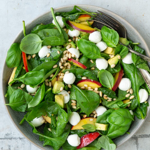 Salat-med-fersken-mozzarella-og-avocado
