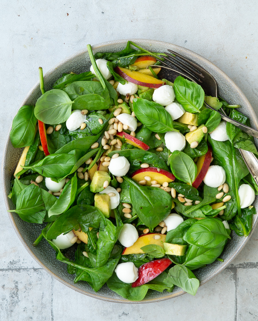 Salat-med-fersken-mozzarella-og-avocado