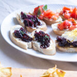 Bruschetta med karamelliserede rødløg
