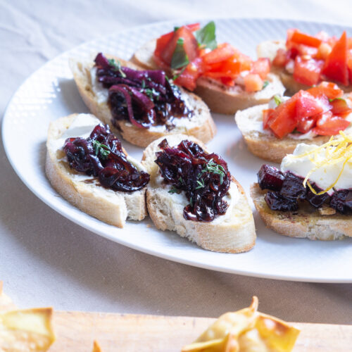 Bruschetta med karamelliserede rødløg