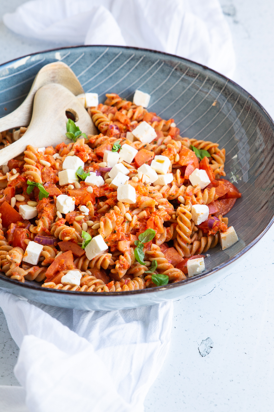 Pastasalat med peberfrugtcreme