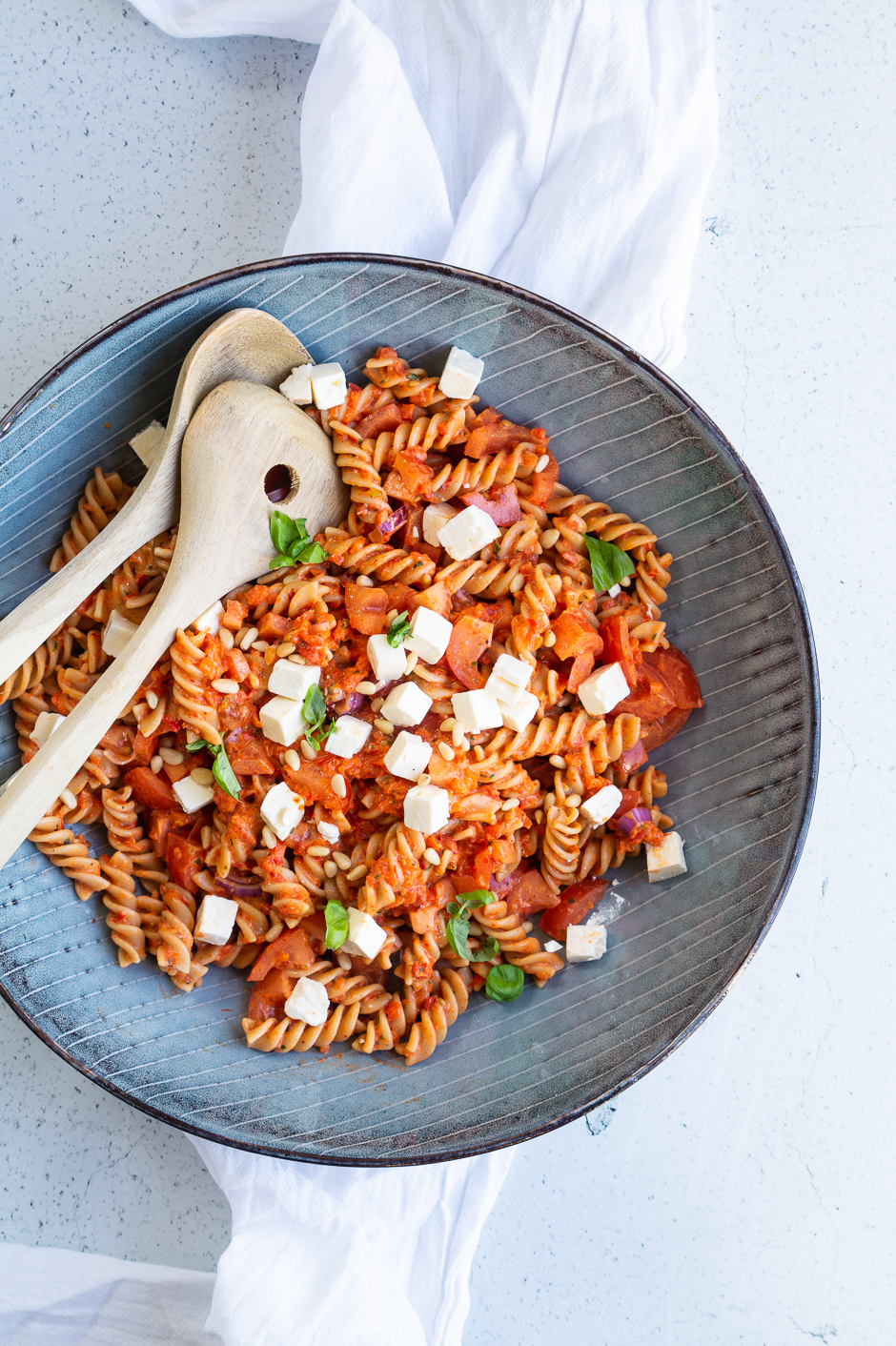 Pastasalat med peberfrugtcreme