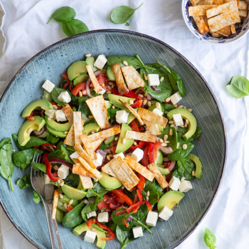 Salat med avocado og basilikum