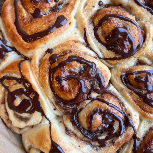 Kanelsnegle med dadelfyld