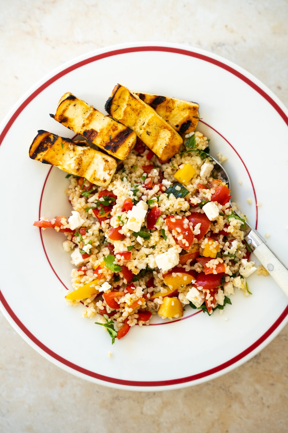 Bulgursalat med nektarin, feta og friske krydderurter